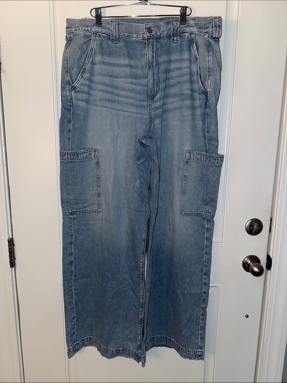 American Eagle high waisted size 18 Light Blue Cargo Denim Jeans like new